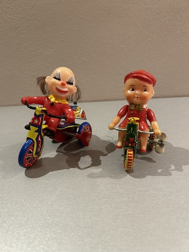 Jungs auf dreirad mit - auf, klingel